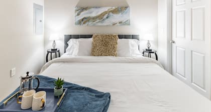 Gym, Fast WiFi, King Bed, Free Parking