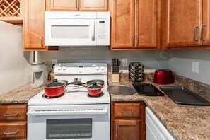 Fridge, microwave, oven, stovetop - Gym, Fast WiFi, King Bed, Free Parking (Huntsville)