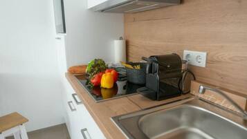 Fridge, oven, stovetop, coffee/tea maker