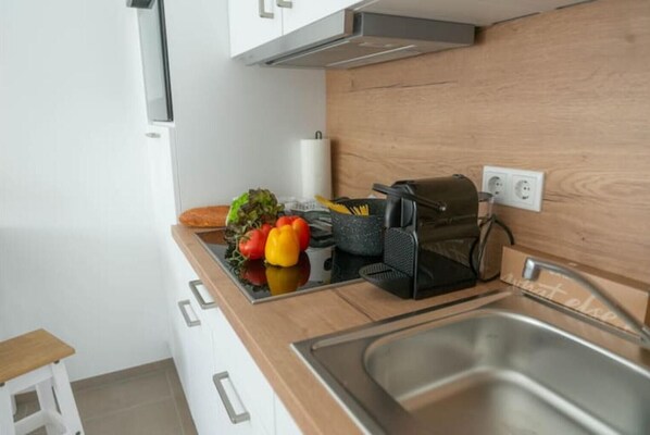 Geladeira, fogão, cooktop, cafeteira/chaleira