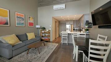 Smart TV, fireplace