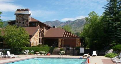 2 King Bedrooms close to pool/hot tub