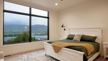 10 bedrooms, desk, iron/ironing board, travel cot