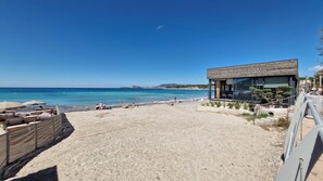 Una spiaggia nelle vicinanze