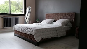 A bedroom with a bed, a radiator, a window, and a nightstand. - Maison Provençale Familiale, Avec Jardin et Parking, 1, Proche Plage (Saint-Cyr-sur-Mer)