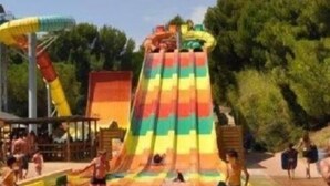 A water park with a multi-colored water slide and a pool area. - Maison Provençale Familiale, Avec Jardin et Parking, 1, Proche Plage (Saint-Cyr-sur-Mer)