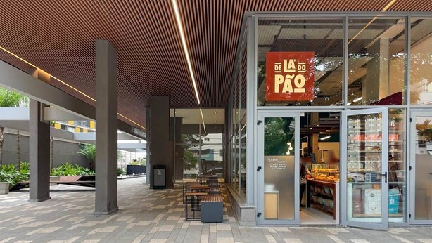 A modern building with a tiled floor and a covered walkway. - Helbor Edition Vila Madalena (São Paulo)