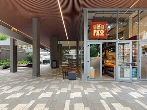 A modern building with a tiled floor and a covered walkway. - Helbor Edition Vila Madalena (São Paulo)