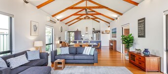 COSY & INVITING BEACH COTTAGE SITUATED IN PRIME BEACHSIDE LOCATION