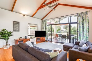 Smart TV, DVD player - COSY & INVITING BEACH COTTAGE SITUATED IN PRIME BEACHSIDE LOCATION (Dunsborough)