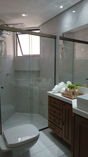 Secadora de cabello, toallas, jabón, papel de baño 