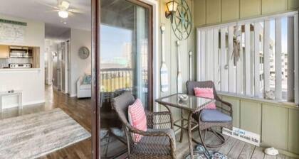 Good Vibes Carolina Beach 1 Bedroom Villa by RedAwning