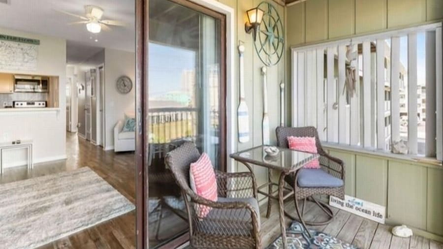 Good Vibes Carolina Beach 1 Bedroom Villa by RedAwning