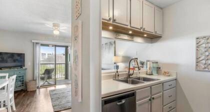 Good Vibes Carolina Beach 1 Bedroom Villa by RedAwning