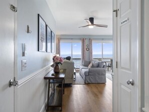 Lägenhet - 2 sovrum | Vardagsrum | Smart-tv och streamingtjänster