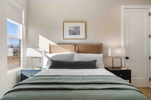 5 soverom, skrivebord, skrivebord for bærbar PC og strykejern/-brett