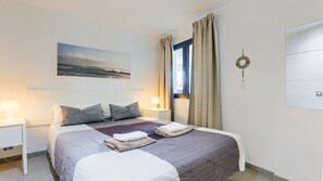 2 室のベッドルーム、アイロン / アイロン台、WiFi (無料)、ベッドシーツ