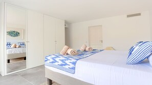 4 chambres, coffres-forts dans les chambres, fer et planche à repasser