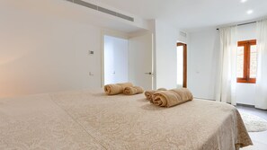 4 bedrooms, in-room safe, iron/ironing board, free WiFi