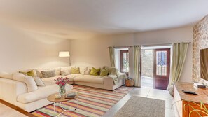 TV - Modern townhouse with jacuzzi in Pollensa (Pollensa / Pollença)