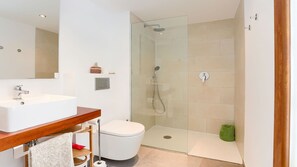 Shower, hair dryer, towels - Modern townhouse with jacuzzi in Pollensa (Pollensa / Pollença)