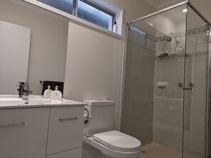 Dusche, Haartrockner, HandtĂŒcher, Seife