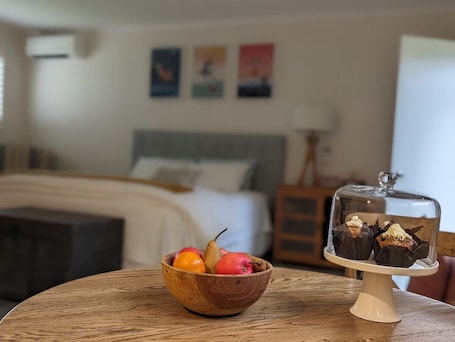 1 bedroom, iron/ironing board, free WiFi, bed sheets. Studio at Beechworth next to the forest. Pet friendly but please let us know.
.