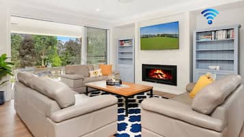 Älytelevisio, takka, työhuone