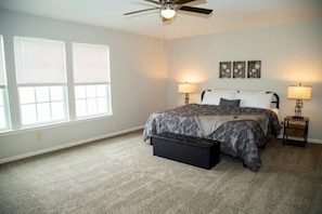 4 bedrooms, desk, iron/ironing board, travel cot - 5 minutes to Grand Park/Carmel/King Beds/Office (Westfield)