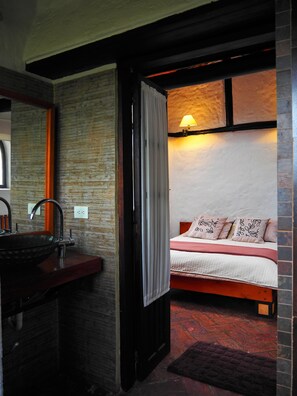 Estudio superior, vistas al jardín | Baño | Toallas, jabón, champú y papel higiénico