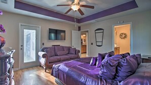 A bedroom with a bed, a sofa, a ceiling fan, and a door leading to another room. - Screened Patio: Rincon Home, 18 Mi to Savannah! (Rincon)