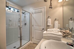 House (3 Bedrooms) | Interior - Screened Patio: Rincon Home, 18 Mi to Savannah! (Rincon)