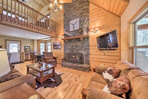 Fernseher, Kamin, Bücher