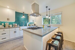 House (2 Bedrooms) | Interior - Seattle Vacation Home w/ Hot Tub: 5 Mi to Downtown (Seattle)