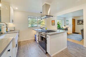 House (2 Bedrooms) | Interior - Seattle Vacation Home w/ Hot Tub: 5 Mi to Downtown (Seattle)