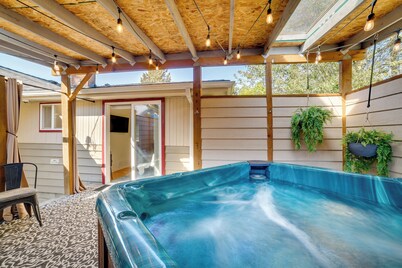 Hot Tub, 5 Mi to Dtwn! Newly Updated Seattle Home