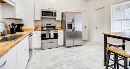 Peaceful Savannah Home - 11 Mi to Beaches!