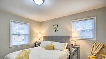 4 kamar tidur, ruang kerja ramah laptop, dan seprai linen