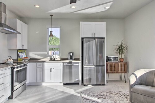 < 3 Mi to U of A: Poolside Oasis in Tucson!