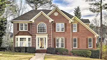 House (4 Bedrooms) | Front of property