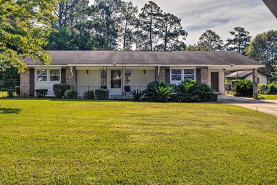 Cozy Waycross House w/ Yard & Screened Patio!
