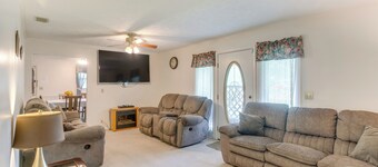 Cozy Waycross House w/ Yard & Screened Patio!