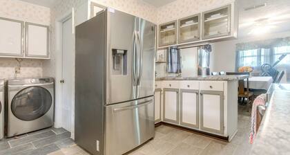 Cozy Waycross House w/ Yard & Screened Patio!