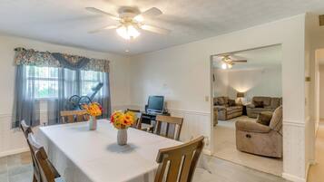 House (3 Bedrooms) | Interior