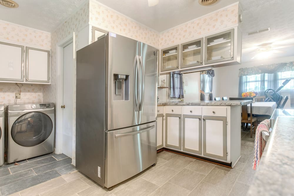 Cozy Waycross House w/ Yard & Screened Patio! - Nahunta, GA
