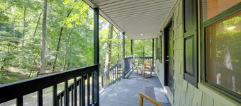 Pet-friendly Ellijay Cabin in the Woods on 1 Acre!