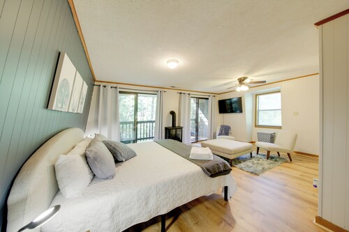 Pet-friendly Ellijay Cabin in the Woods on 1 Acre!