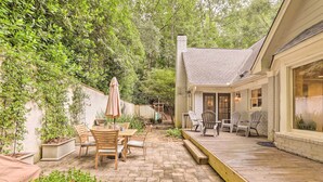 A patio with a wooden table and chairs, surrounded by potted plants and a brick pathway. - Family-friendly Athens Escape ~ 2 Mi to Uga! (Athens)