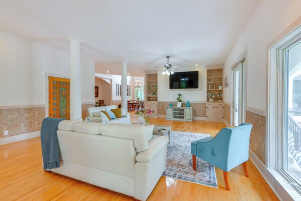 Talo (Multiple Bedrooms) | Sisätilat