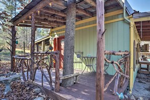 Outdoor dining - Georgia Farm Vacation Rental Cabin ~ 12 Mi to Rome (Aragon)